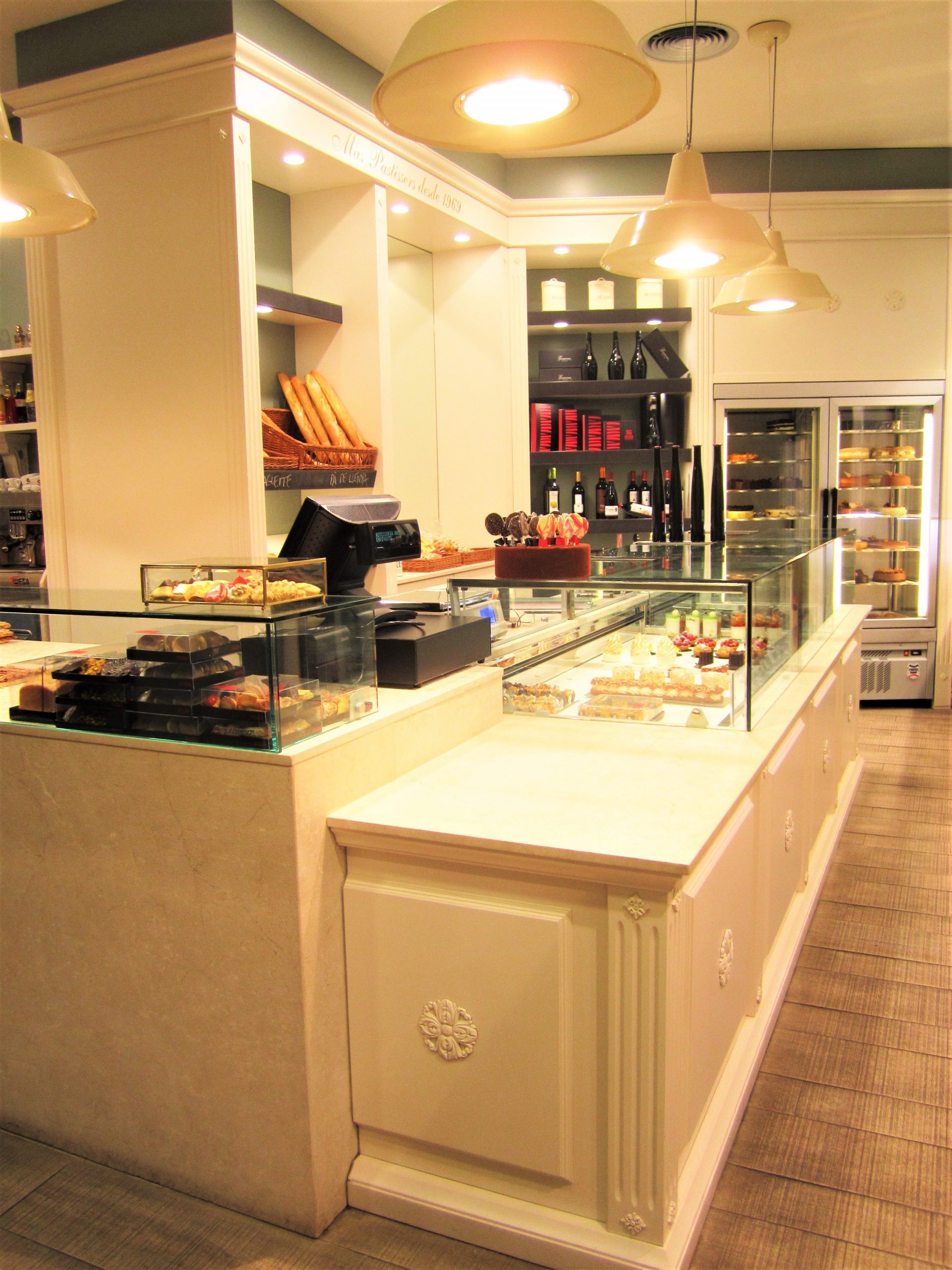 Laura_Cabre_Interiors_Mas_Pastissers_Mostrador_Madera_Lacada_Beige