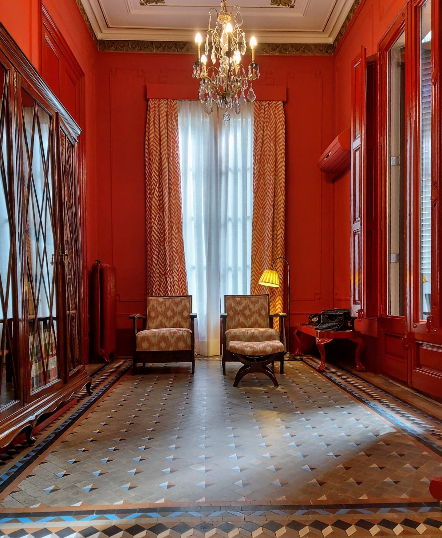 Laura_Cabre_Interiors_Pau_Claris_Biblioteca_Color_Jotun_Rojo